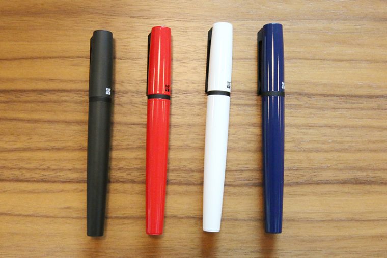 ↑伊東屋×ぺんてる「ITOYA110 ペンジャケット」黒・赤・白・青/各5400円