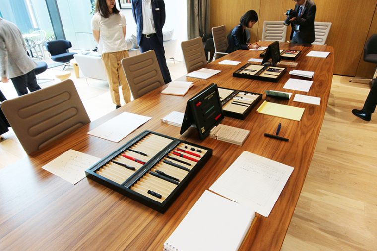 ↑製品発表会の試筆コーナー。筆記感を試すため、様々なタイプの紙が準備されていた