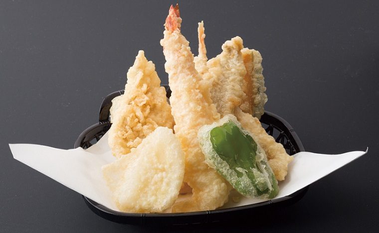 ↑天ぷら盛り合せ(864円) えびやいか、穴子な ど6種類の魚介と野 菜を天ぷらに。さっく り揚がって素材のう まみが凝縮している。