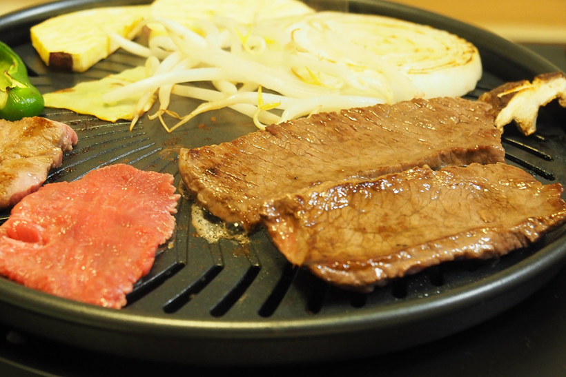 ↑肉を焼いている様子。明らかに煙が出ていないのがわかります。また、プレート端の肉もきちんと焼き目がきっちりつきますよ