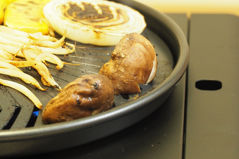 ↑野菜は中心まで火が通ると、うっすらと蒸気がでるので「食べごろ」と判断しやすい。こういったチェックが可能なのも、肉から煙が出ないからこそ