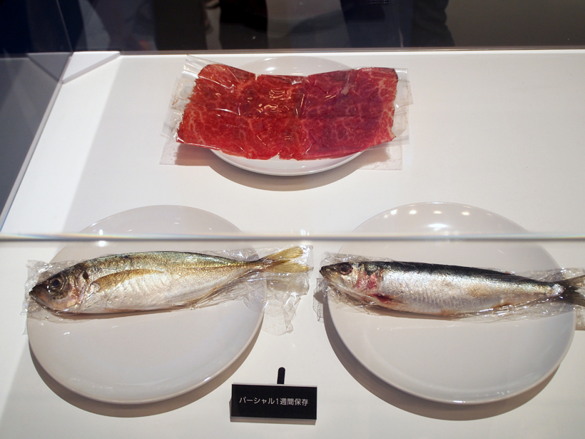 ↑微凍結パーシャルで1週間保存した肉は、おいしそうな赤い色をキープ。チルドで1週間保存した魚と肉。肉は白っぽく変色し、魚はドリップが出たり、酸化して黄色くなったりしています魚の変色やドリップもほとんど見られませんでした