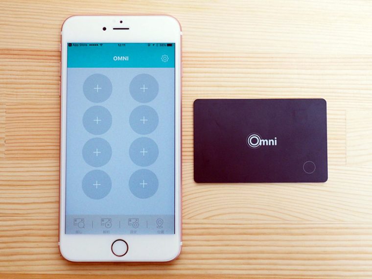 専用アプリケーションを起動したら、隣にマグネットシールを剥がしたOMNI Bluetooth Cardを置いて、任意の「+」マークをタップします