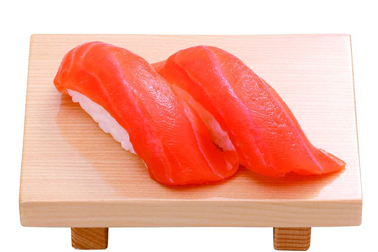 ↑サーモン/二貫(195円) 鮮やかな色が食欲をそそるサー モンは、老若男女を問わず人気。脂がほんのり乗って、さっぱりしたうまみが感じられる