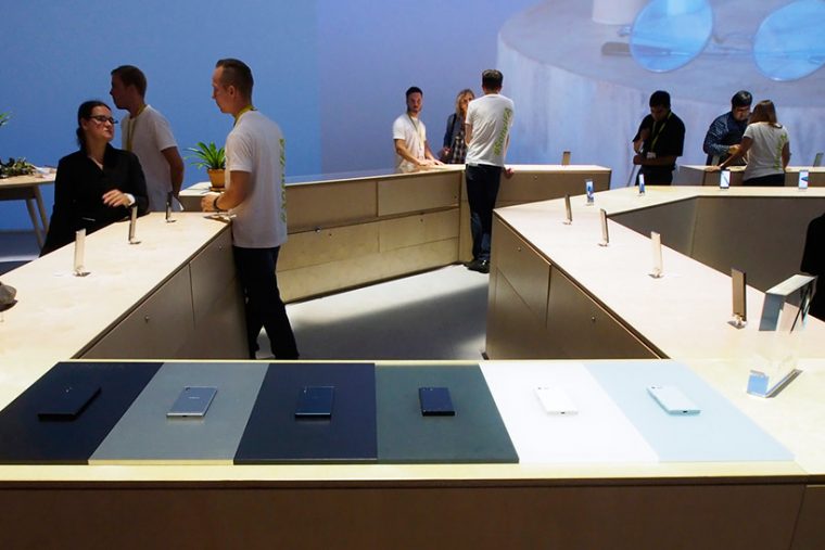 ↑ブティックのようなカウンターで新型Xperiaを展示するソニー