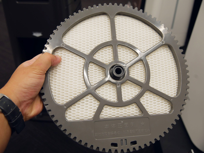 水が染み込んだ加湿フィルターが回転します。停止時は加湿フィルターのカバー部分が下に来るので、水を吸わなくなって衛生的です