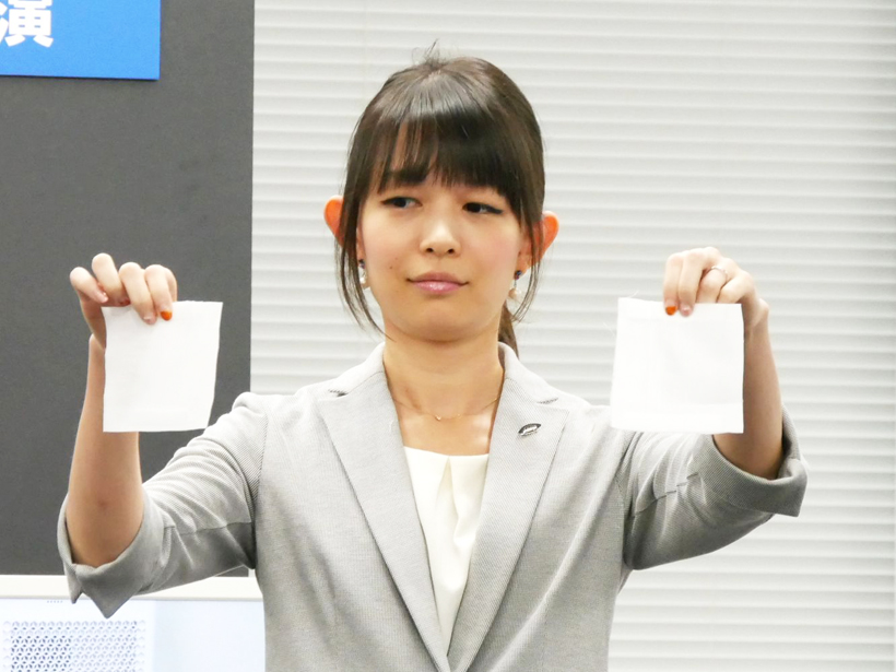 ↑2枚の布に刺激臭がする薬品を染み込ませます。加齢臭をきつくしたニオイです。持っている広報さんもイヤそうです
