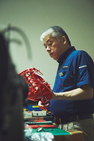 ↑ミズノ テクニクスのグラブマイスター岸本耕作さん。イチローをはじめ多くのプロ用グラブを手がける。
