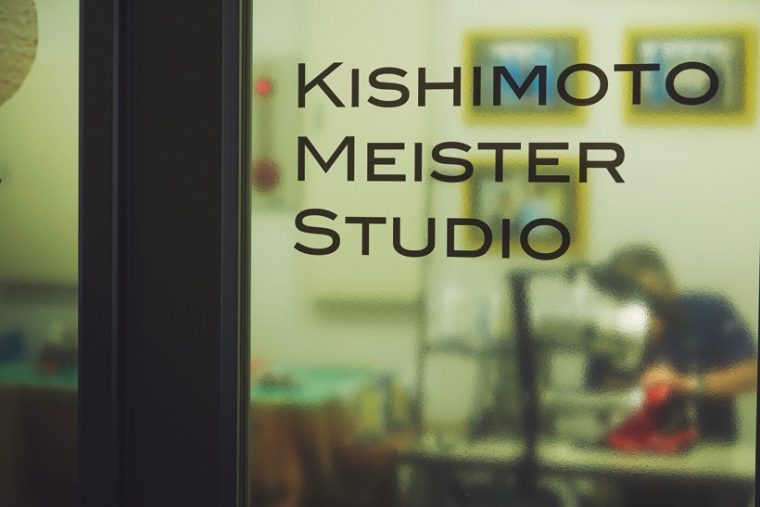 岸本さん専用の工房。革の裁断から縫製、仕上げまで、すべての工程をここで行っている