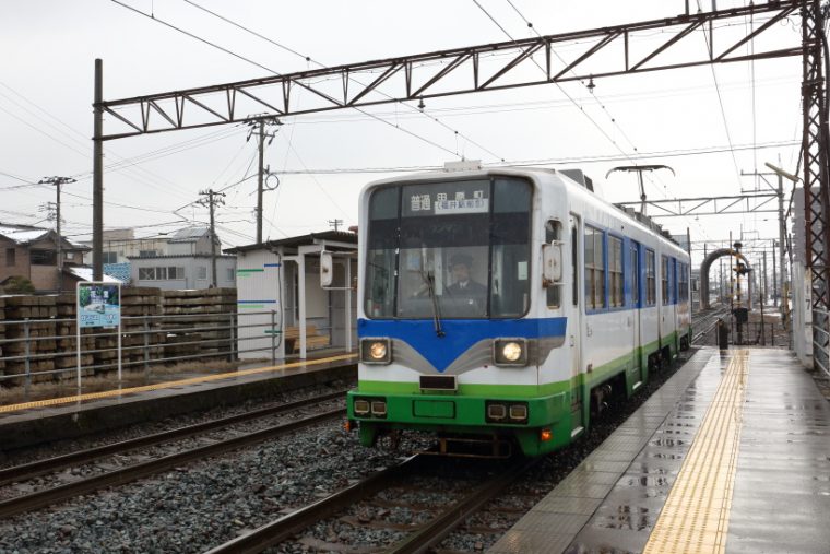 ↑商工会議所前電停から越前武生駅までは専用の鉄道線区間。この区間は郊外路線の趣が強い