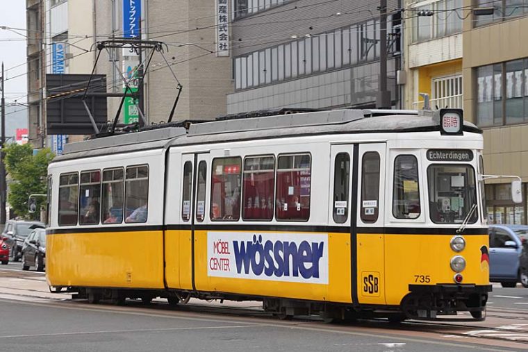 ↑併用軌道区間を走る735形は元ドイツシュツットガルト市電。春と秋の土休日に臨時運行されている