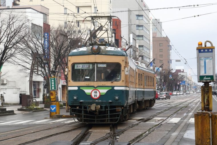 ↑福井電鉄の200形は美形の“湘南タイプ”。50年以上にわたり福井鉄道を支えてきた“生え抜き”車両だ