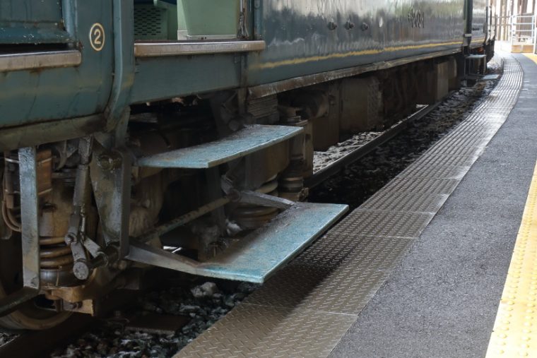 ↑200形電車は電停に着くと乗車用のステップが出てきた。乗車時、ややスリリングな構造だった