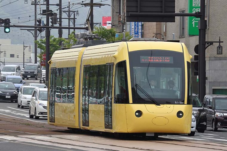 ↑この電車はえちぜん鉄道のL形電車。Ki-bo(キーボ)という愛称が付く。相互乗り入れ電車として福井鉄道へ乗り入れる。F1000形と比較すると愛嬌のある容姿だ