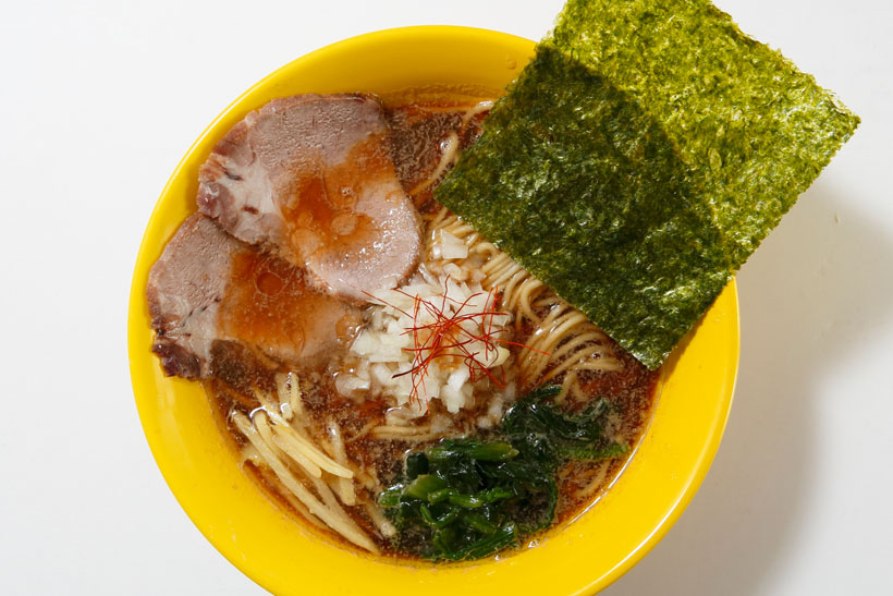 ↑煮干ラーメン(醤油) 800円。しょうがも香るスープに「凪」製麺のしな やかな細麺と、低温調理されたしっとり柔らかいチャーシュー。流行りも外さない