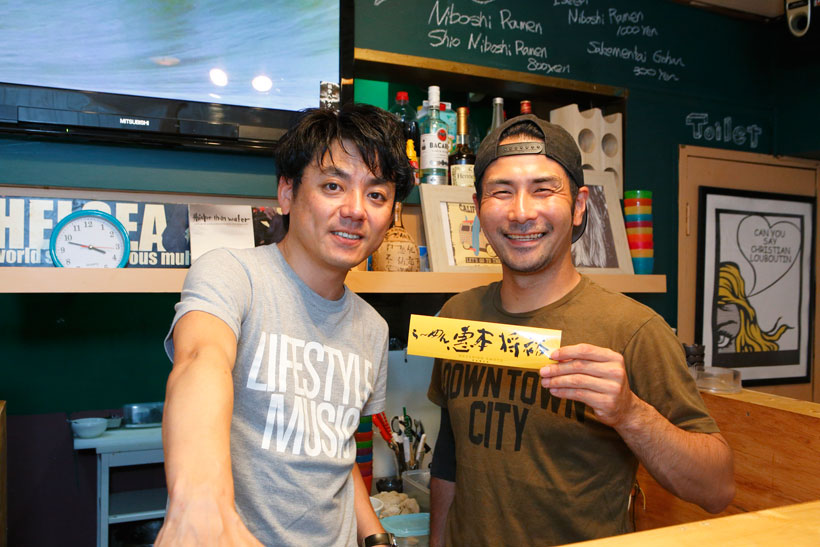 ↑間借り店舗から2年、激狭ながらも一国一城の主に。まさに街のウマいラーメン屋の気のいいアンちゃん