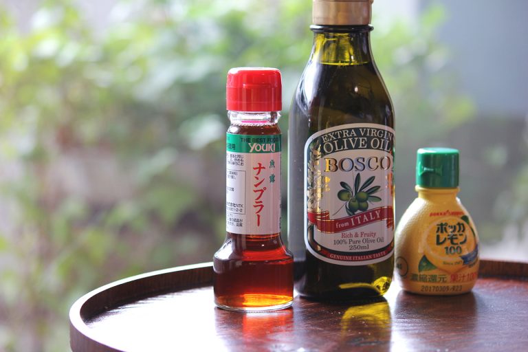 ↑ドレッシングの材料。レモン汁やオリーブオイルは大抵のご家庭にあるでしょうし、ナンプラーもおそらく近くのスーパーでも手に入ります。にんにく、赤唐辛子、砂糖を加えた「辛くて、酸っぱくて、甘い」エスニックな味が食欲を刺激します