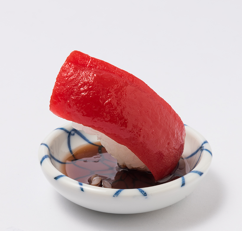 ↑持ち上げ系があるなら、つまみ系も……と制作されたつまみ寿司。しょうゆに浮いた米粒がリアル ※画像引用:「食品サンプル百貨店」編著:竹村真奈、小西七重(タイムマシンラボ)/発行:ギャンビット