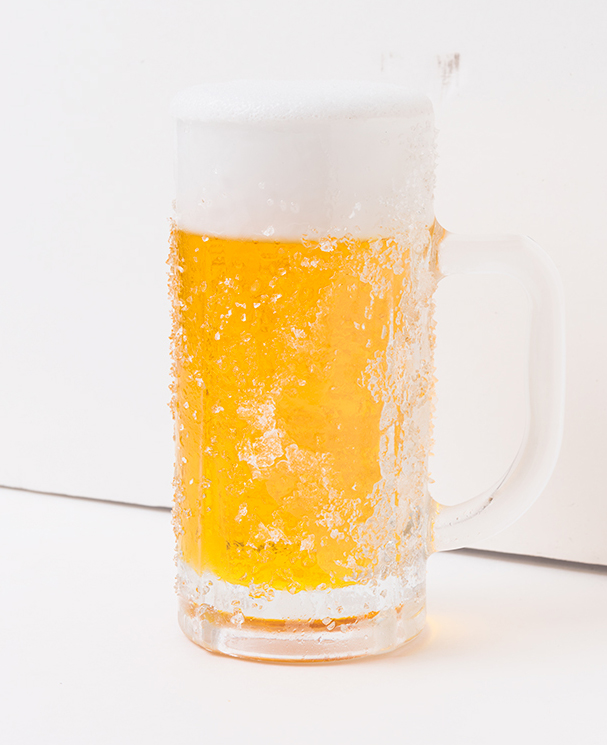 ↑霜がたくさんついた箇所と、そうでない箇所があることで、よりリアルに見えるビールジョッキ ※画像引用:「食品サンプル百貨店」編著:竹村真奈、小西七重(タイムマシンラボ)/発行:ギャンビット