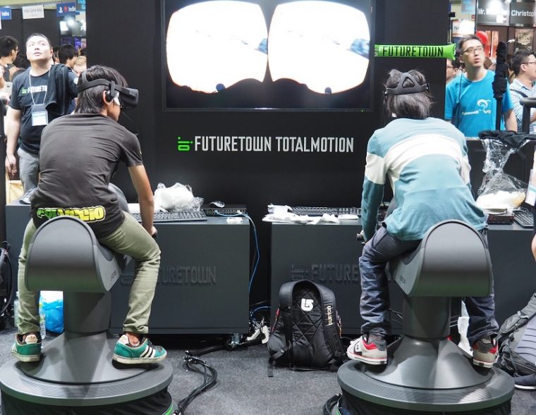 ↑HTC ViveやOculus RiftなどのVRゴーグルと連携する体感周辺機器を展示。スキーや乗馬、サーフィン、バイクレースなどのコンテンツに合わせた体感マシンを展示