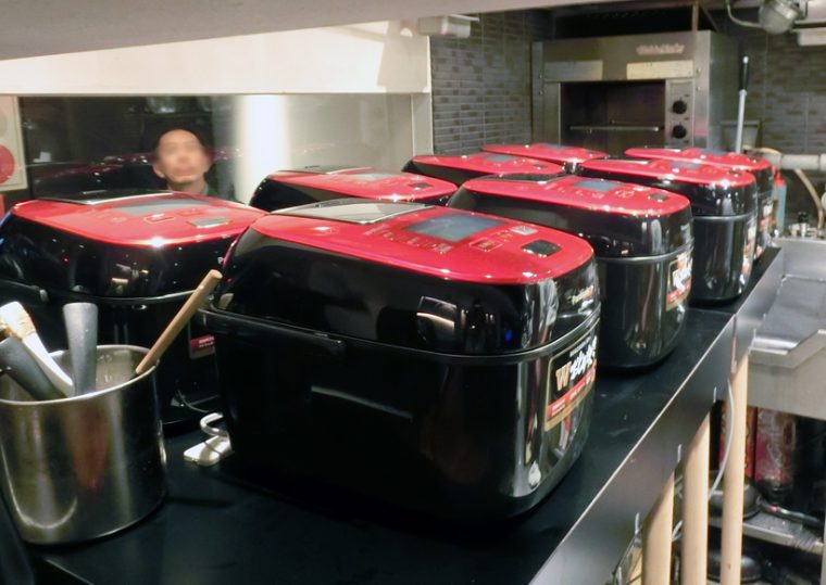 ↑厨房には「Wおどり炊き」がズラリ