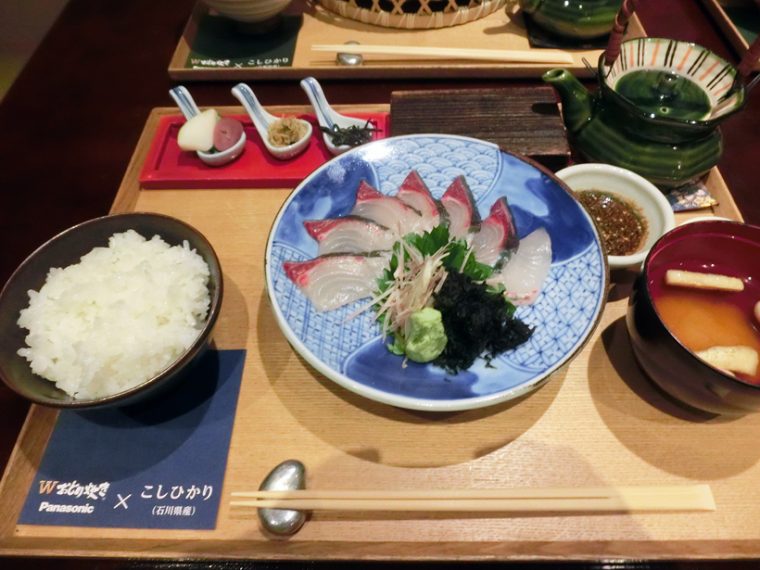 ↑石川県産のアジを、三種類の食べ方で楽しめるメニュー。まずはお造りで、続いて石川の郷土料理のなめろうとして、シメにはお茶漬けとしていただきます