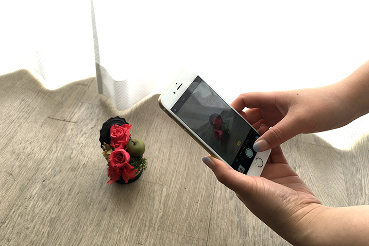 ↑なるべく窓の近くで撮影する。白いレースのカーテンなどがあると、より明るく被写体が写る
