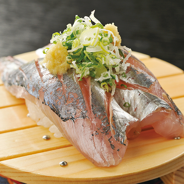 ↑あじ/二貫(389円) 同店オススメの駿河湾の地あじ。肉厚でほどよく脂が乗って、甘 みもある。店自慢の銀シャ リとの相性も抜群。