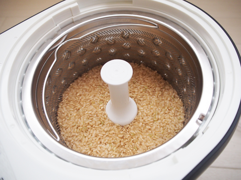 ↑付属の計量カップですりきり3杯を精米かごの中に投入