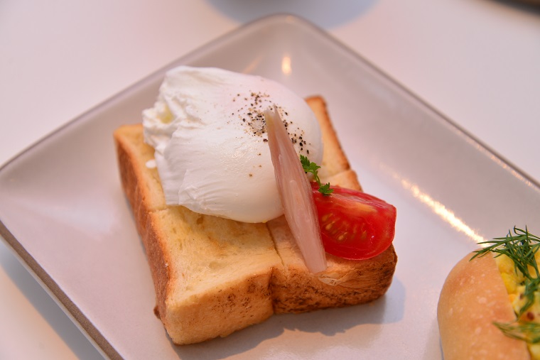 ↑トースト ポーチドエッグ 594円
