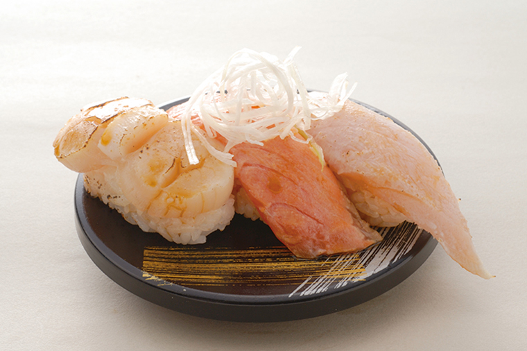 ↑炙り三種(411円) ほたて、サーモン、まぐろ中とろの炙り三種盛り。サーモンと中とろはさっぱりとしていて食べやすく、ほたては甘みが強くて美味