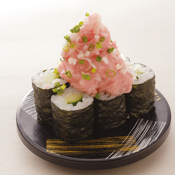 ↑二代目のっけ盛り(314円) かっぱの細巻きにねぎとろが豪快に乗った同店の名物メニュー。ほかに「穴子のっけ盛り」「北海のっけ盛り」などもある