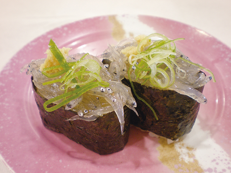 ↑生しらす/二貫(291円) 鮮度がよくなければ食べ られない、生のしらすをた っぷりと使った軍艦。コク のあるうまみとほろ苦さ は、まさに生ならでは