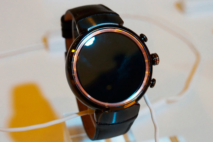 ↑ASUSの「ZenWatch 3」はよりアナログ腕時計らしい外観になった
