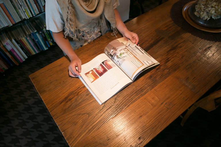 ↑ペンダントライトなどで手元さえしっかり明るく照らしていれば夜間の読書もできる。あえて部屋全体を照らさないことが部屋の表情を変えてくれる