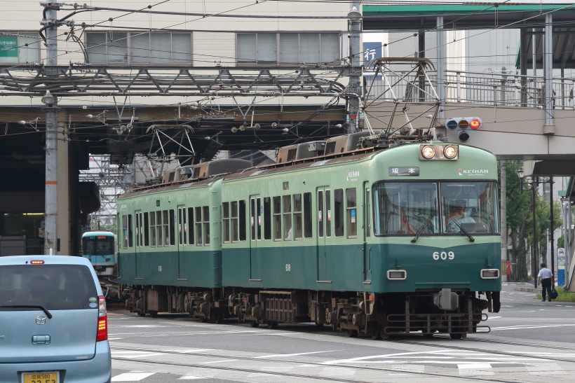 ↑浜大津駅を発車する石山坂本線の600形電車。浜大津駅付近で併用軌道区間を走る