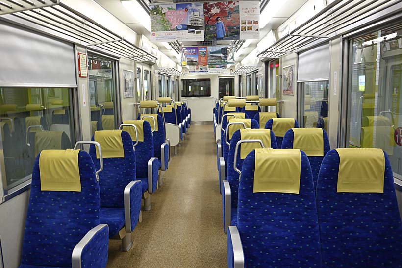 ↑800系の前後先頭車両はクロスシート。2列1列の配置で旅気分が楽しめる