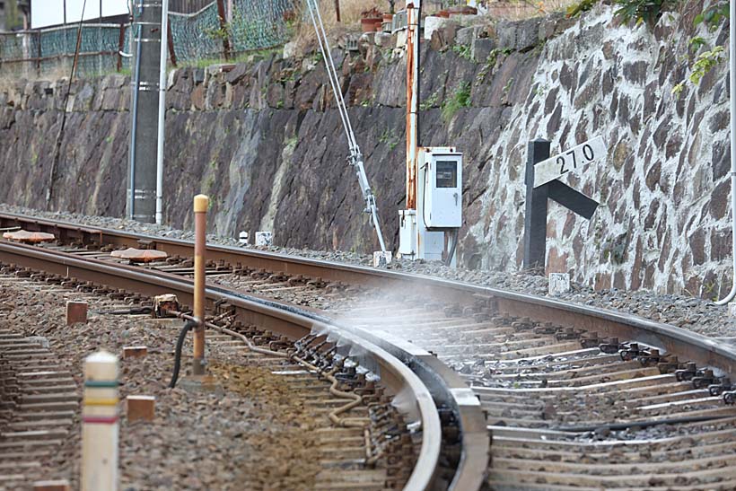 ↑京津線の急カーブ区間ではスプリンクラーが作動。電車通過時の車輪が出すきしみ音を緩和する