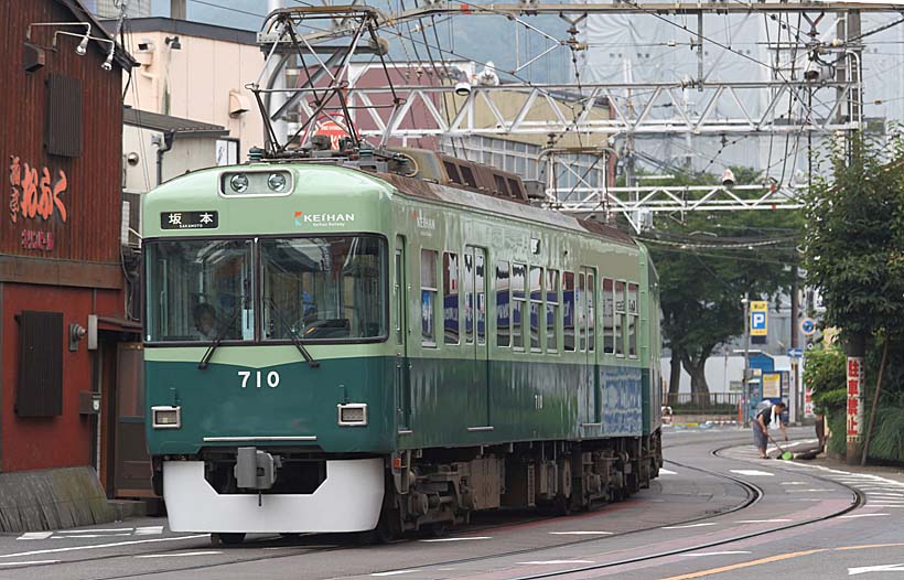 ↑石山坂本線の700形。浜大津駅を出た電車は民家のすぐ目の前を縫って坂本方面へ向かう