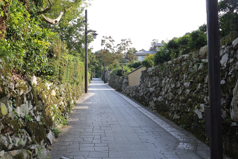 ↑比叡山延暦寺の門前町・坂本。今も自然石を用いた石垣で囲まれた里坊が多い