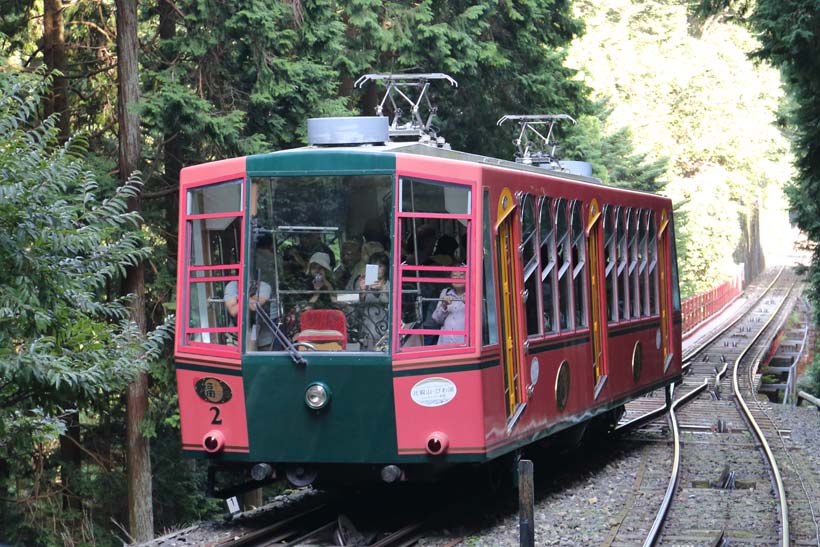 ↑比叡山延暦寺へは、麓の坂本ケーブル駅から比叡山鉄道(坂本ケーブルカー)の利用が便利だ。