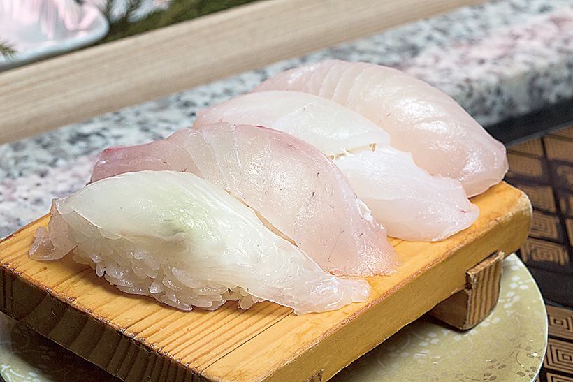 ↑白身スペシャル盛り(698円) 透き通った身が鮮度のよさを表す白身の四貫盛り。左からひらめ、まだい、かんぱち、本日の白身(取材時ははた)が並ぶ