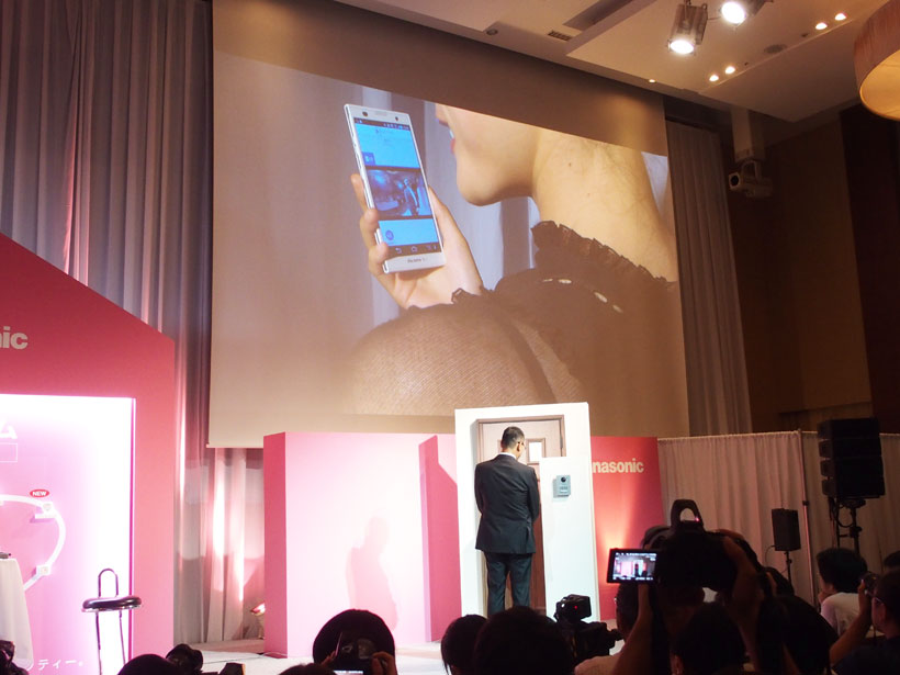 ↑ステージに設置したドアホンと連携したスマホで返事をする綾瀬はるかさん