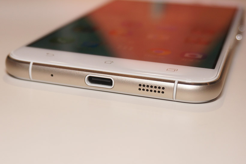 ↑充電端子はUSB Type-C(2.0)を採用。いよいよUSB Type-C時代が到来した感があります