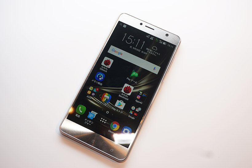 ↑金属の質感が際立つZenfone 3 Deluxe