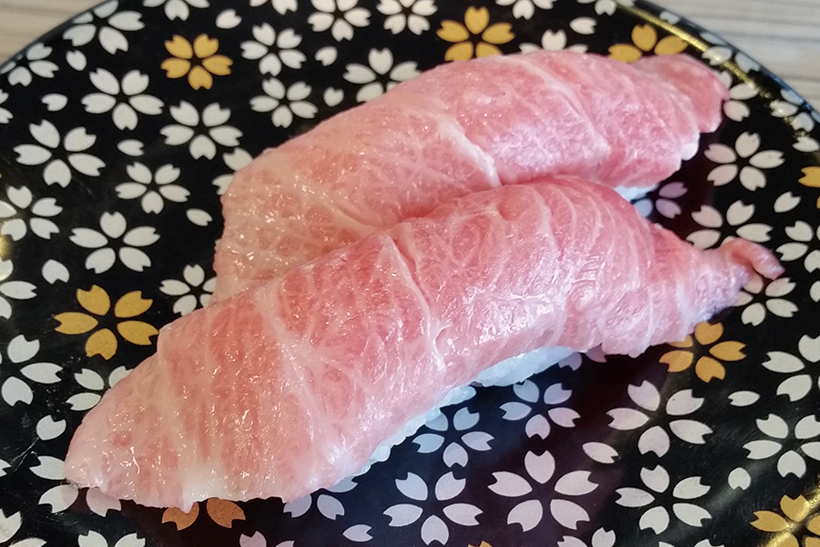 この大トロ!! 質のいいネタ“だけ”を使う「水産問屋の回転寿司 浜っ子」