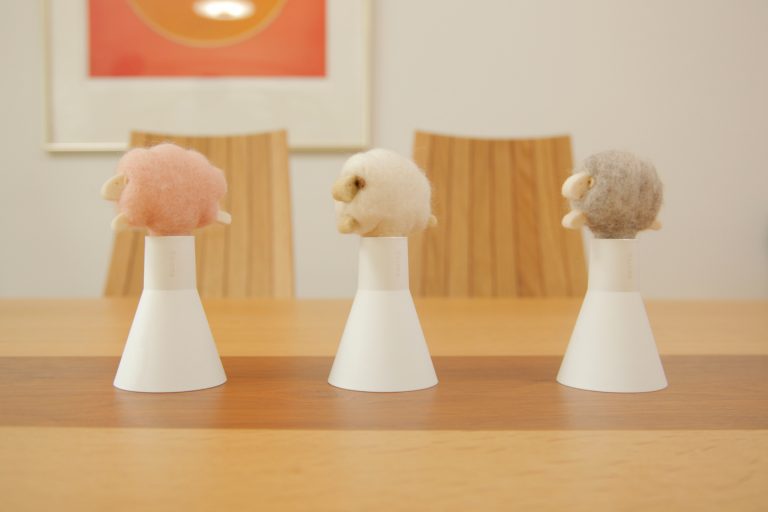 ↑天然の羊毛フェルト素材で手づくりされた羊がかわいいボトルディフューザー。「スリープシープ アロボックル」各¥1,944(税込)、別売エッセンスオイルボトルは「ディープブレス/クールダウン/スイートドリーム」3種の香り、各¥1,620(10ml) http://www.at-aroma.com/