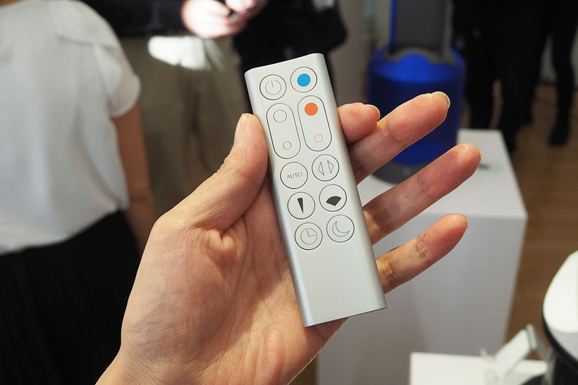 ↑操作はアプリのほか、専用リモコンからも行えます。リモコンは、使用しないときは本体上部に磁石でくっつけて収納。紛失することは少なそうです