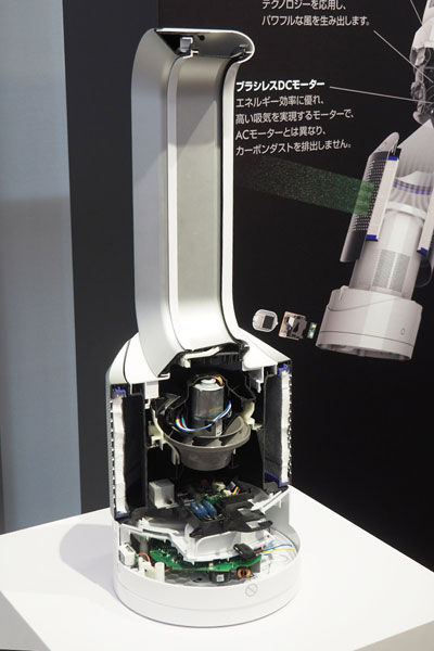 ↑製品の断面モデル。下部中央に見える筒形パーツがモーター。その下にあるのが風を起こすファン。一般的な扇風機と比較すると、ファンが小さいのがわかる
