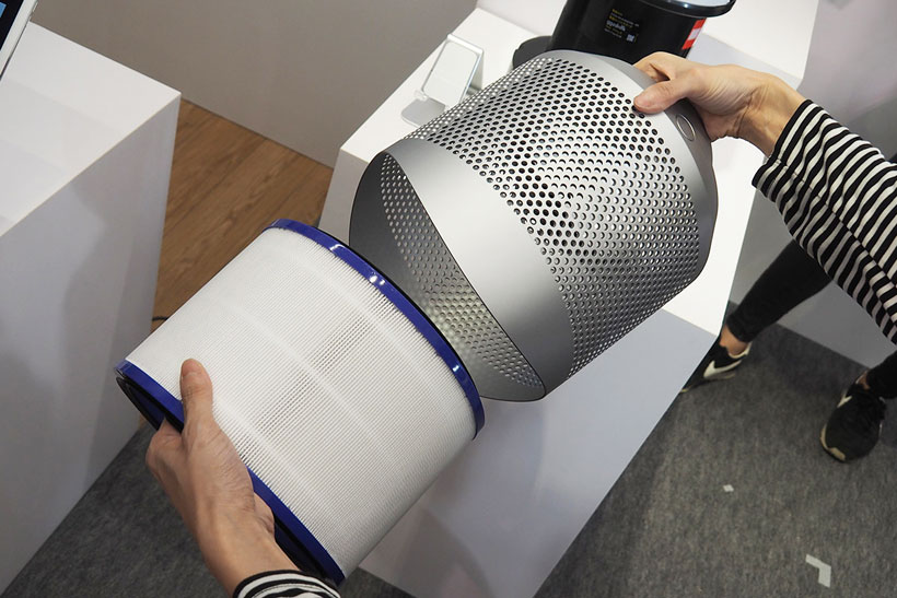 ↑筒形フィルターは、本体から引き抜くようにして取り外し可能。カバー内にHEPAフィルターが収納されている